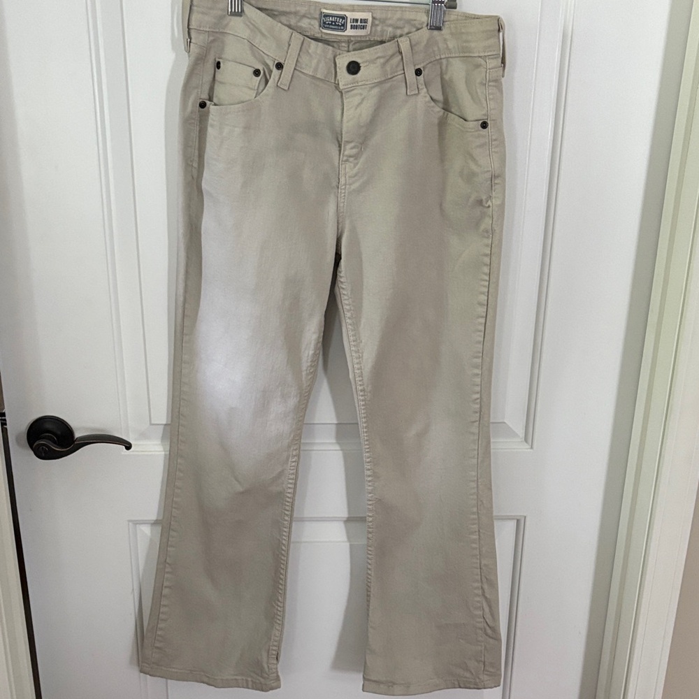 Levi's Signature Low Rise Bootcut Jeans in Tan